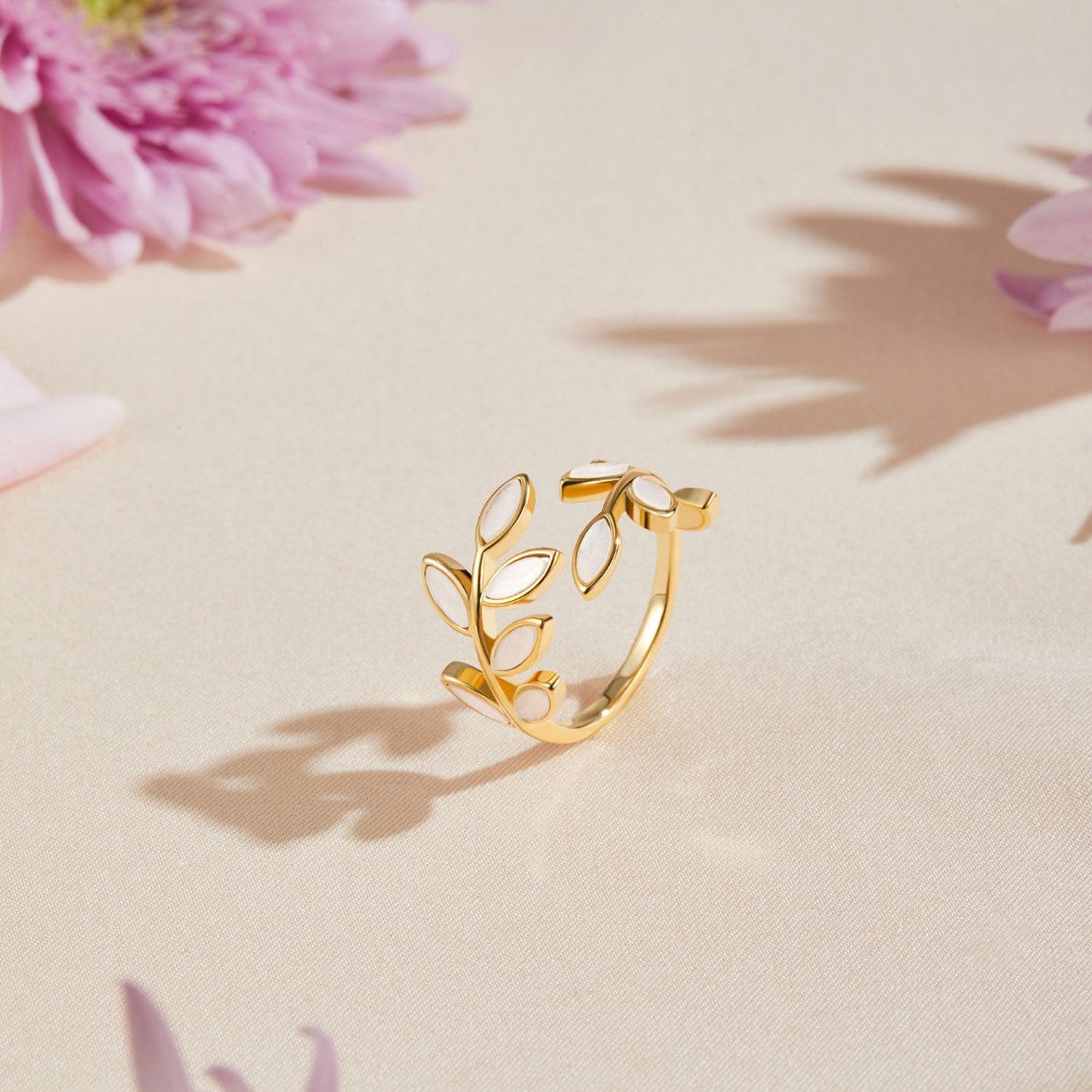 Anillo de Hojas de Oro