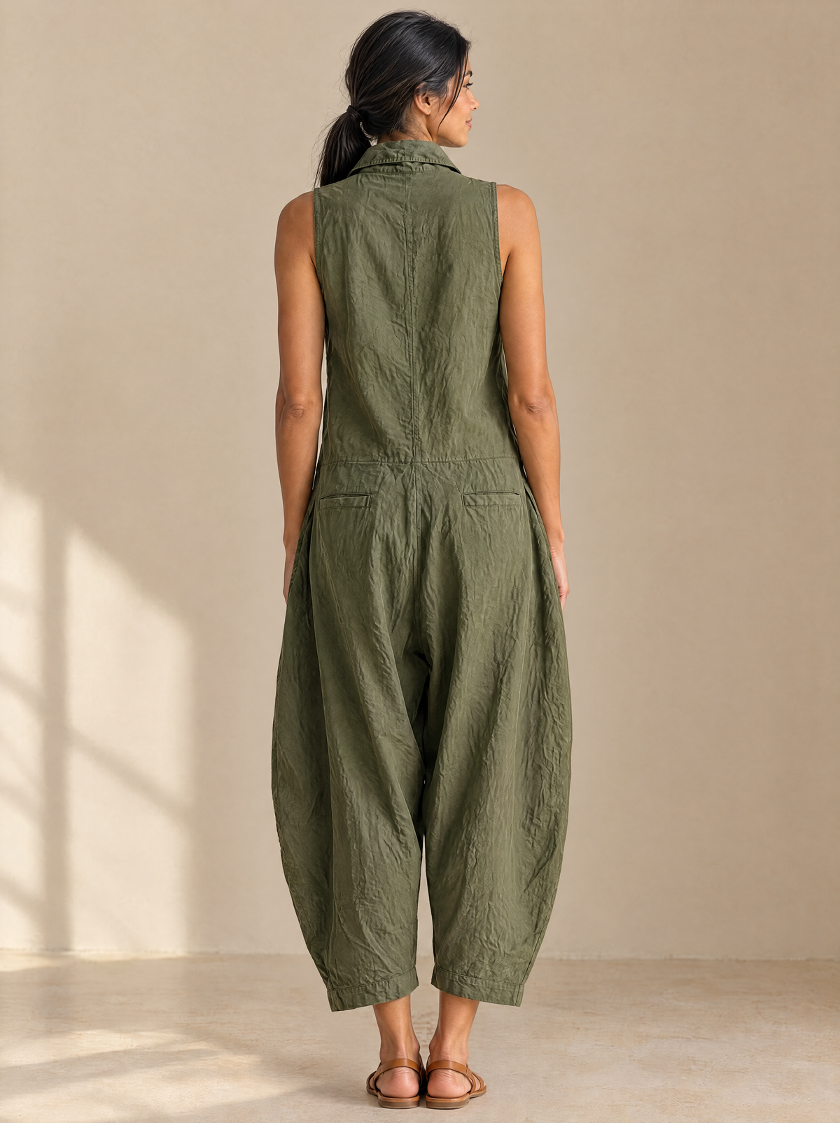 Gisela mono cargo verde - vista de espalda